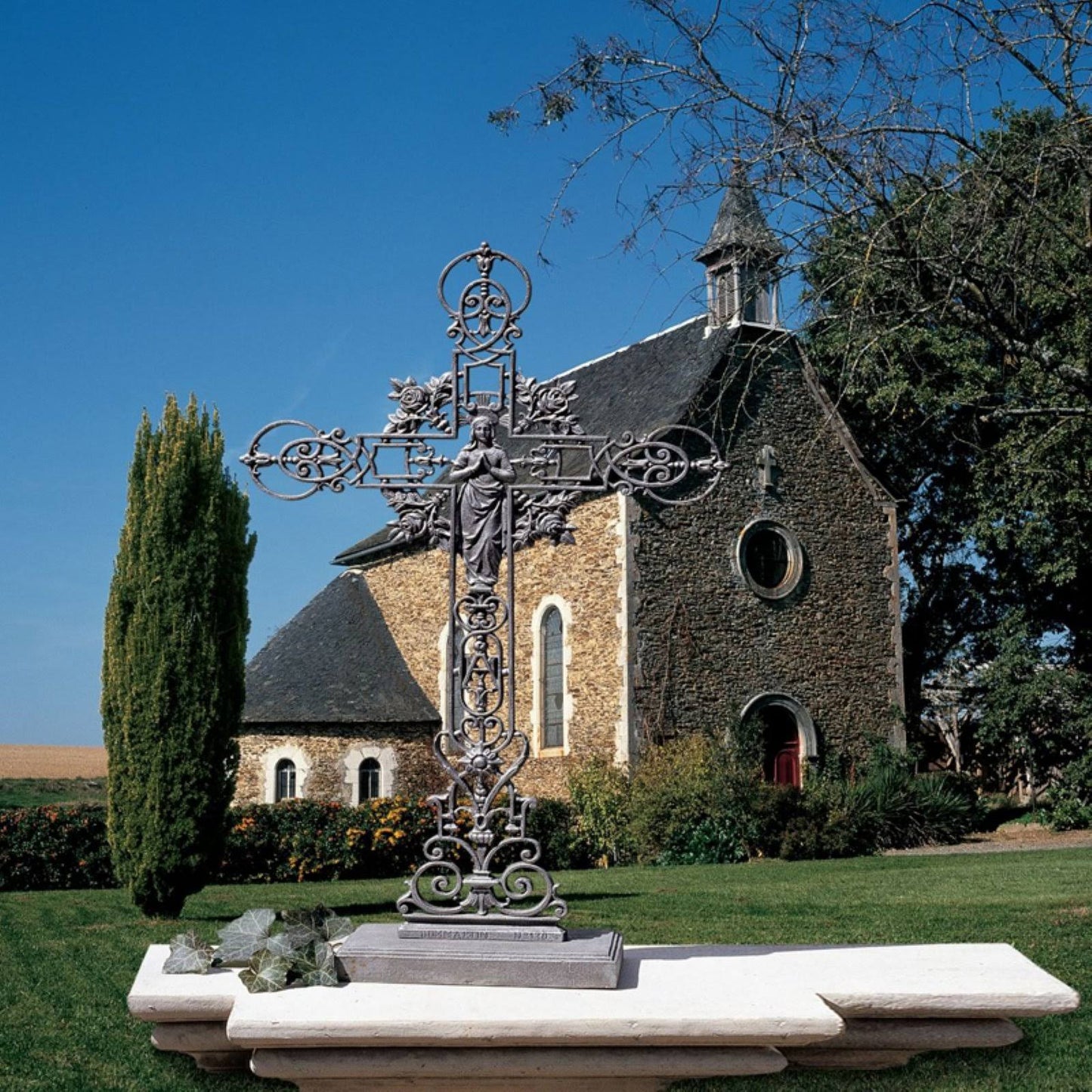 Design Toscano The Veneration: Our Lady of The Roses Iron Cross Statue OIF3_L8LHH95